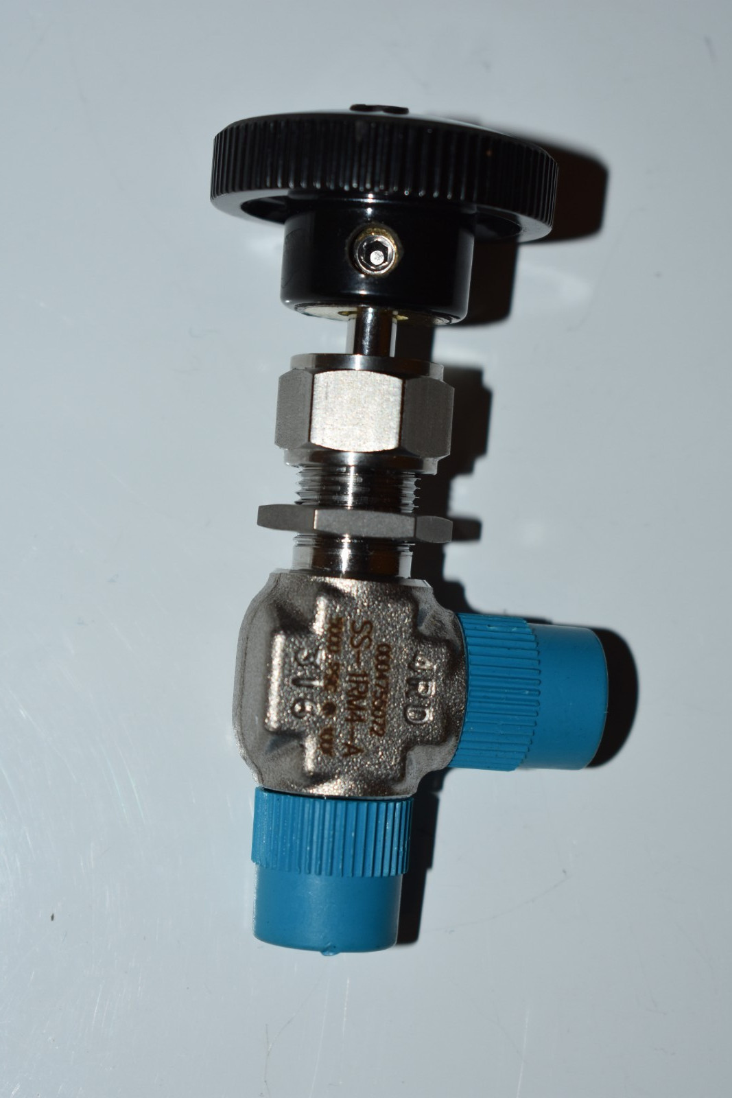 Swagelok SS-1RM4 Valve 1/4″ Stainless NPT 90 degree Valve