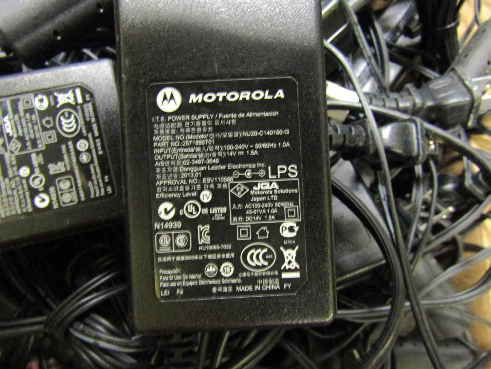 Lot of FIFTY Motorola XPR6580 AAH55UCH9LB1AN 800/900MHz Two Way Radios w Charger