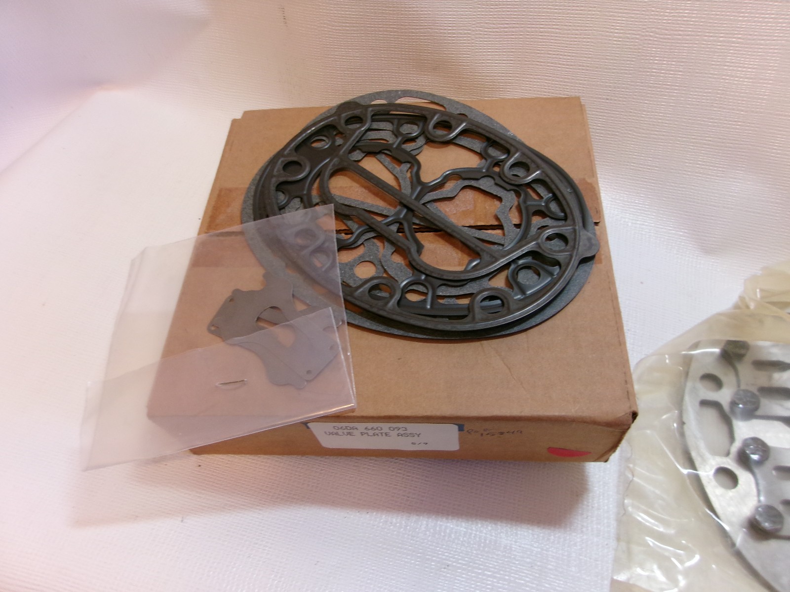 NEW in BOX CARRIER 06DA 404 674 VALVE PLATE ASSEMBLY
