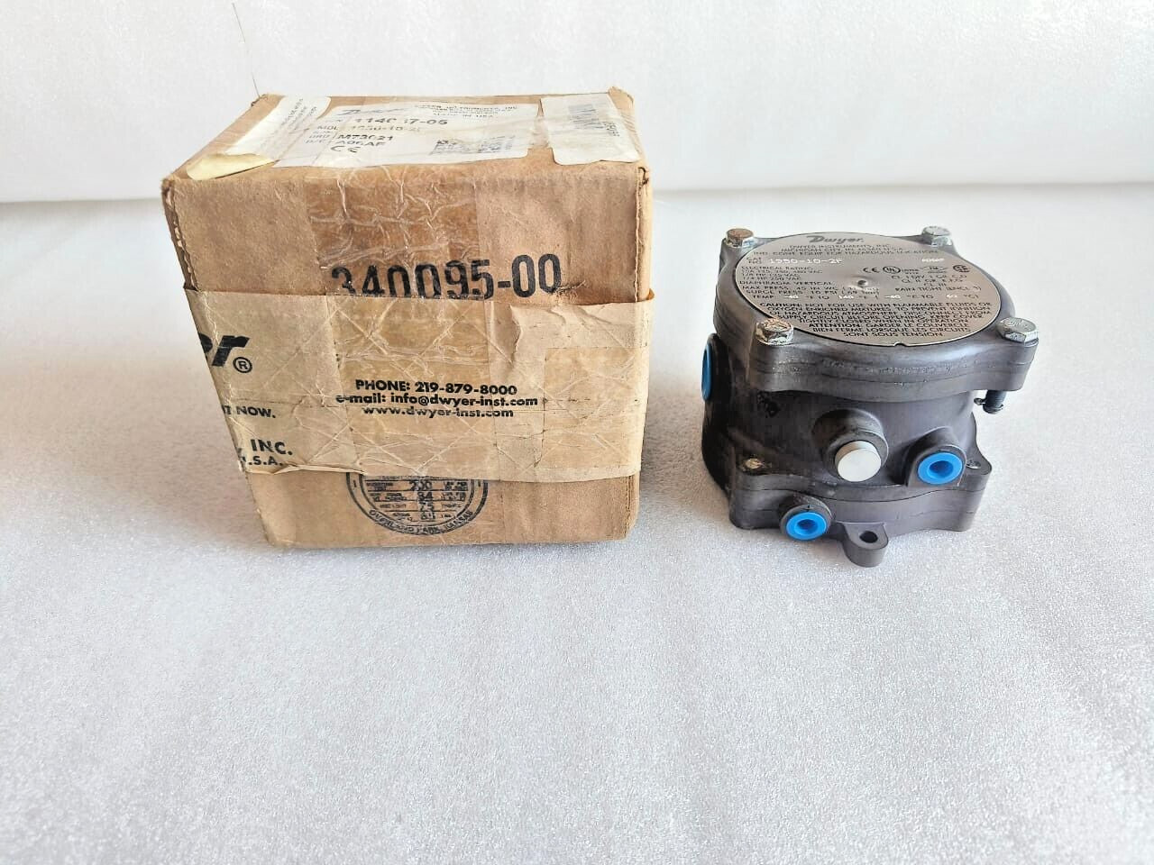 DWYER 1950-10-2F EXPLOSION PROOF DIFFRENTIAL PRESSURE SWITCH NEW# FREE SHIPPING.