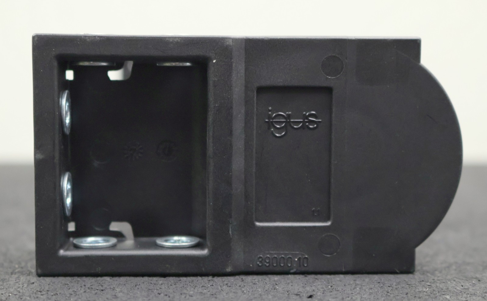 IGUS KMA connection element 39000.10 internal dimension 210x42mm external dimension 233x63x114mm