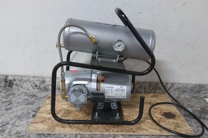Gast 5HCD-101T-M550NGX 0.75 HP 120VAC, 240VAC 2 Gal Electric Air Compressor