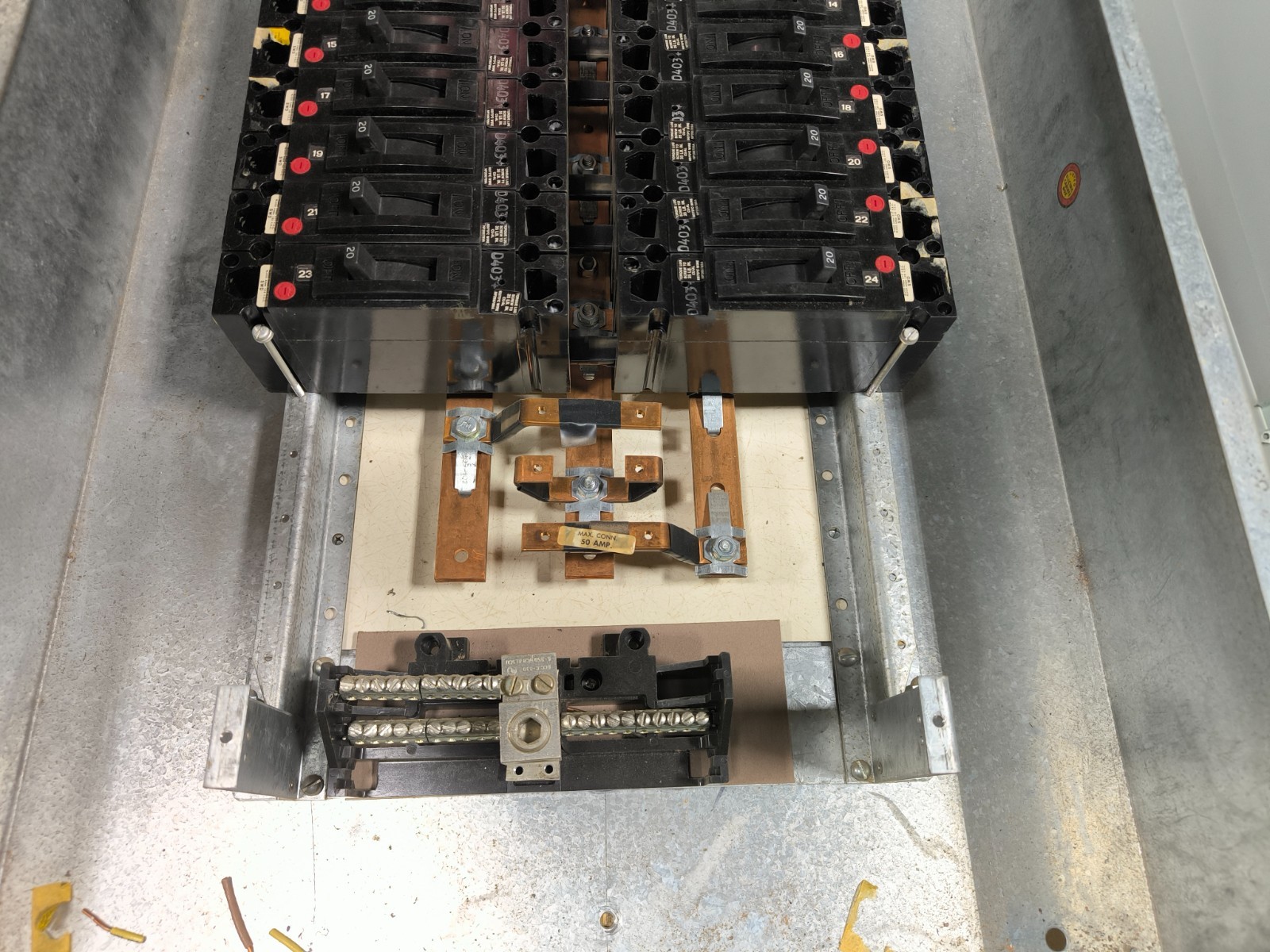 GE General Electric NHB Lug Panelboard 100 Amp 120/208V 3 PH 4W 32 Space Key