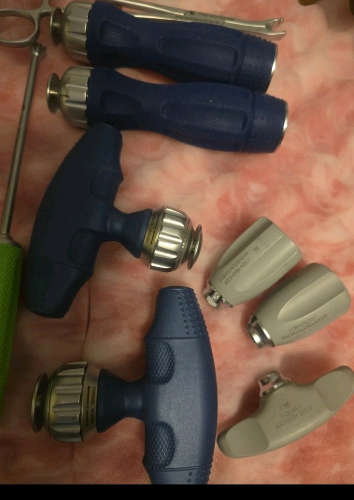 21 pieces with Ratcheting T-Handles, handle and adapters.