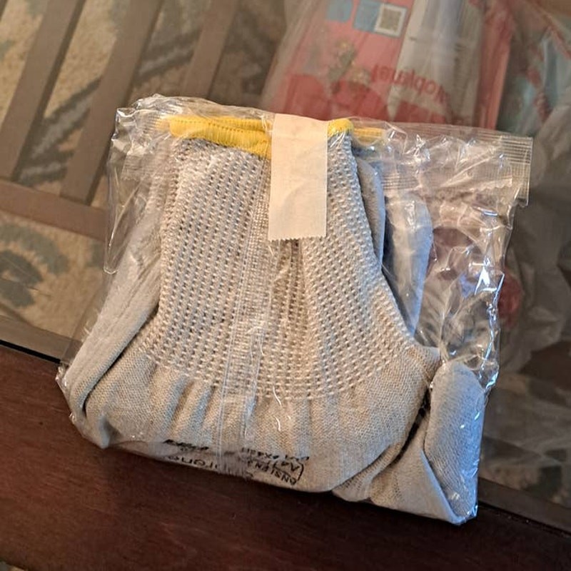 New Cut Resistant Gloves Palm and Finger Protection Size Medium