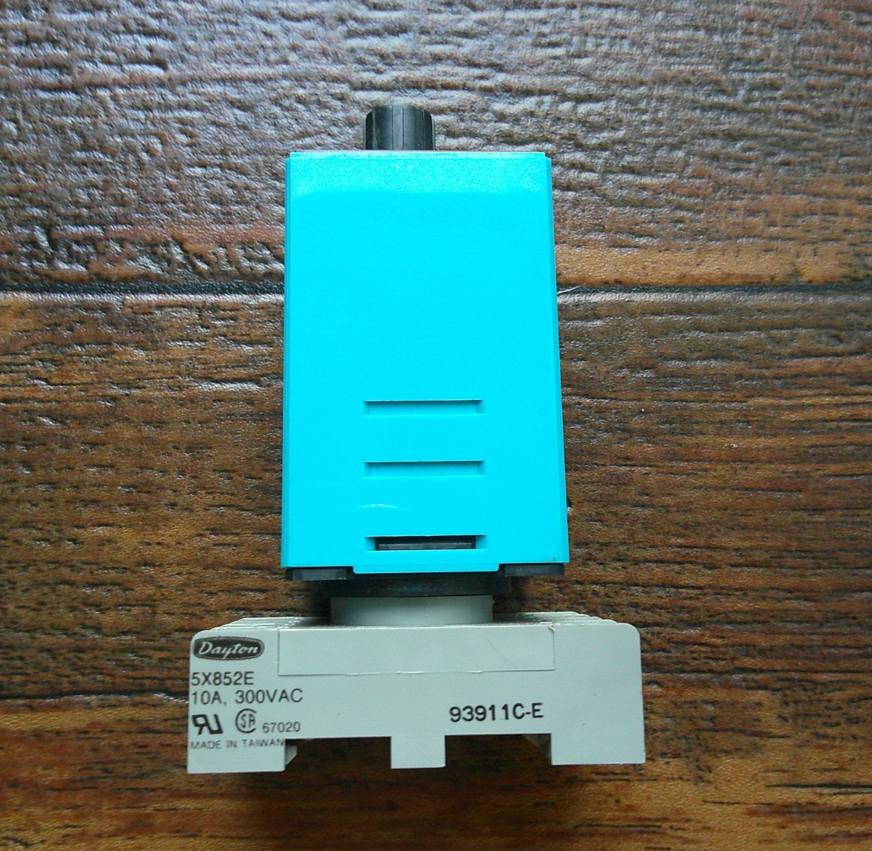 Idec RTE-P11 Electronic Timer 120 VAC 10 Amp 8 PIN Terminal w/Dayton 5XB52E