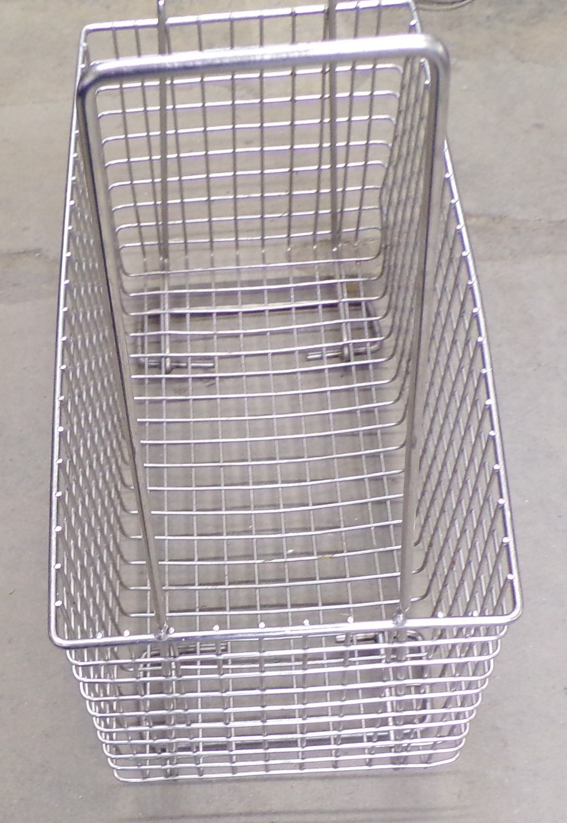 UNKNOWN BRAND DEEP FRYER BASKET, 22» X 10 5/8» X 11»