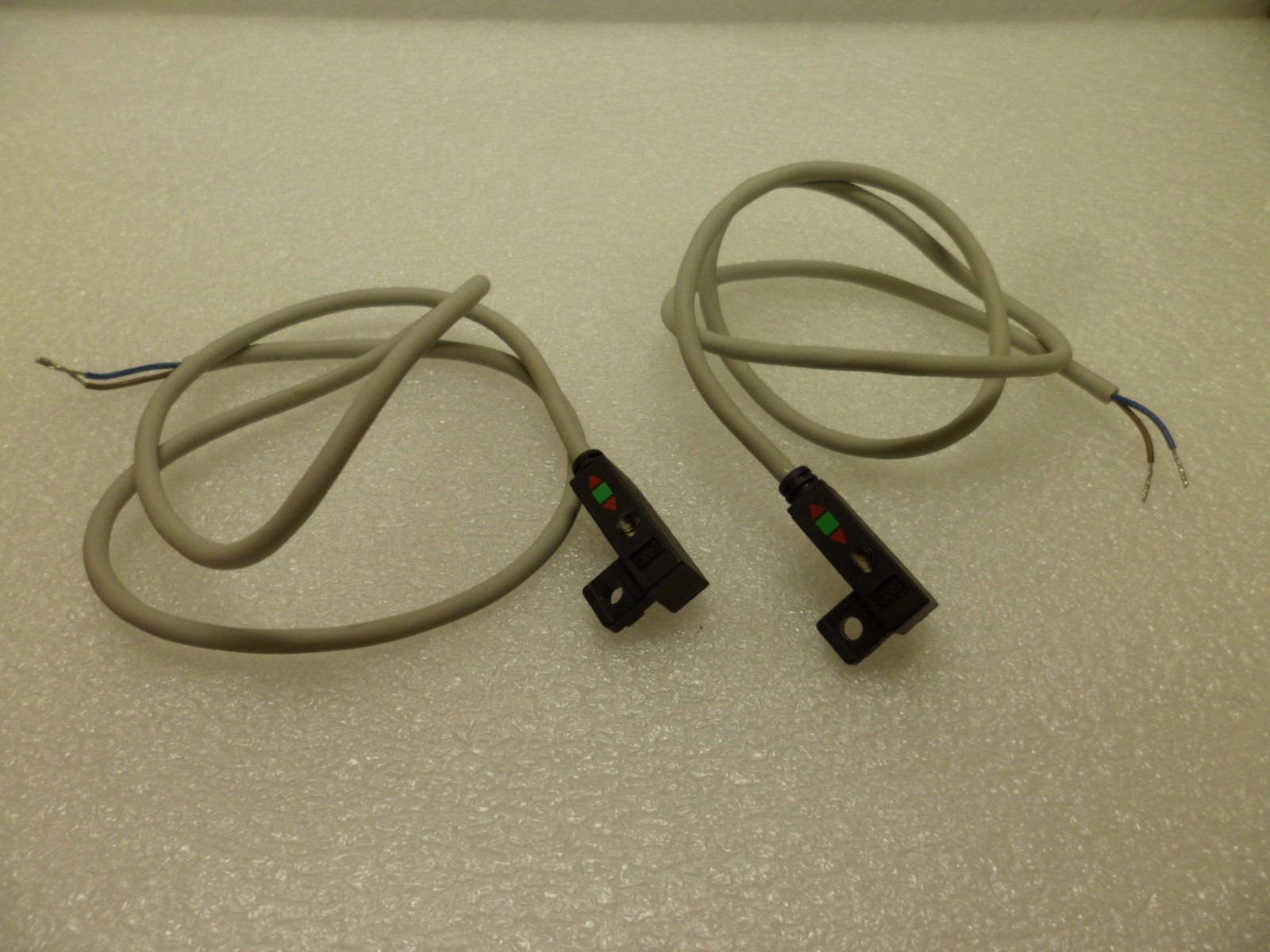 SMC D-J79W PROXIMITY SWITCH W/INDICATOR LIGHT LOT OF 2 NOS