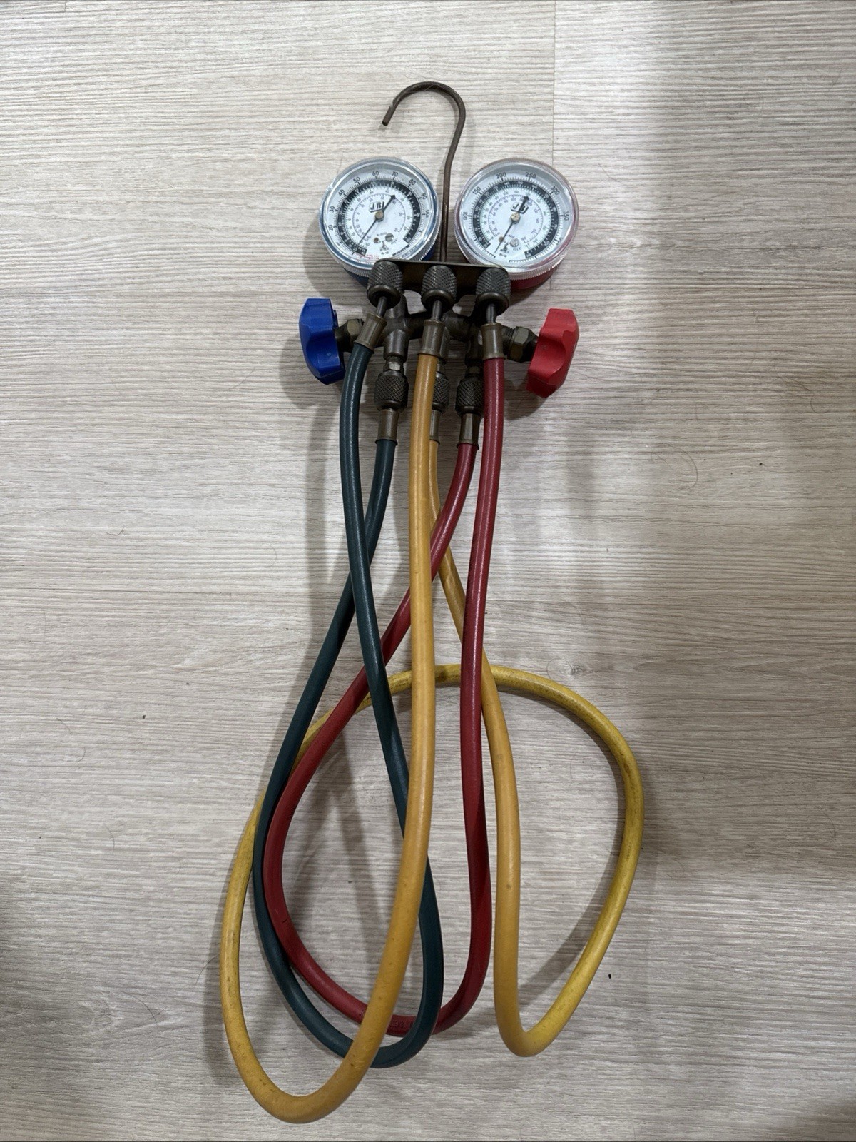 JB industries manifold gauge, 2 Valve/3 Hose Used