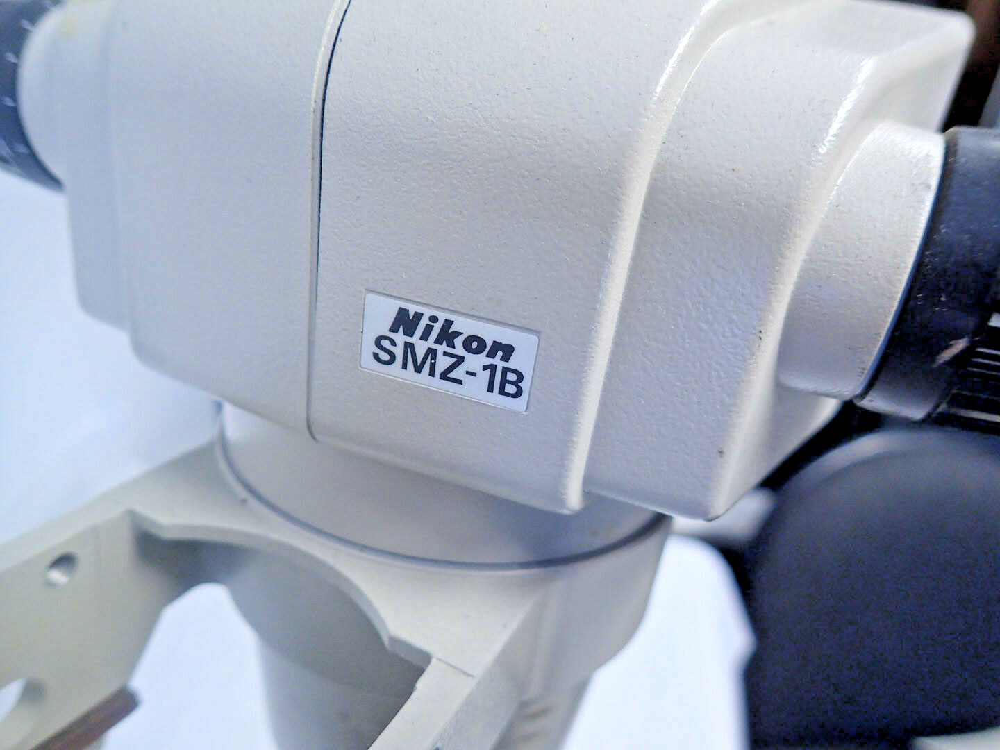 NIKON SMZ-1B STEREOSCOPIC MICROSCOPE WITH STAND, 2 EYEPIECES, AS DESCRIBED