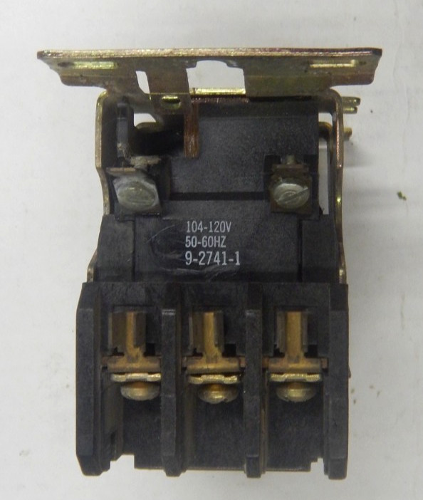 Cutler-Hammer / Eaton C25DNC330 Contactor 3 pole 30 amp 104-120v coil USED