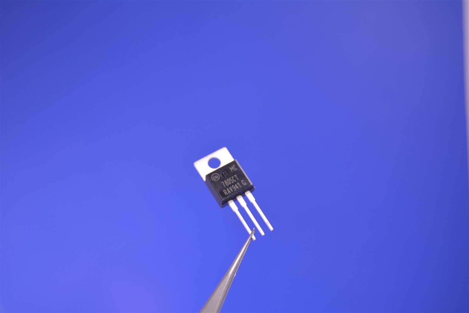 50 On Semiconductor LM7805 Linear Voltage Regulators 5V 2.2A High-End Device