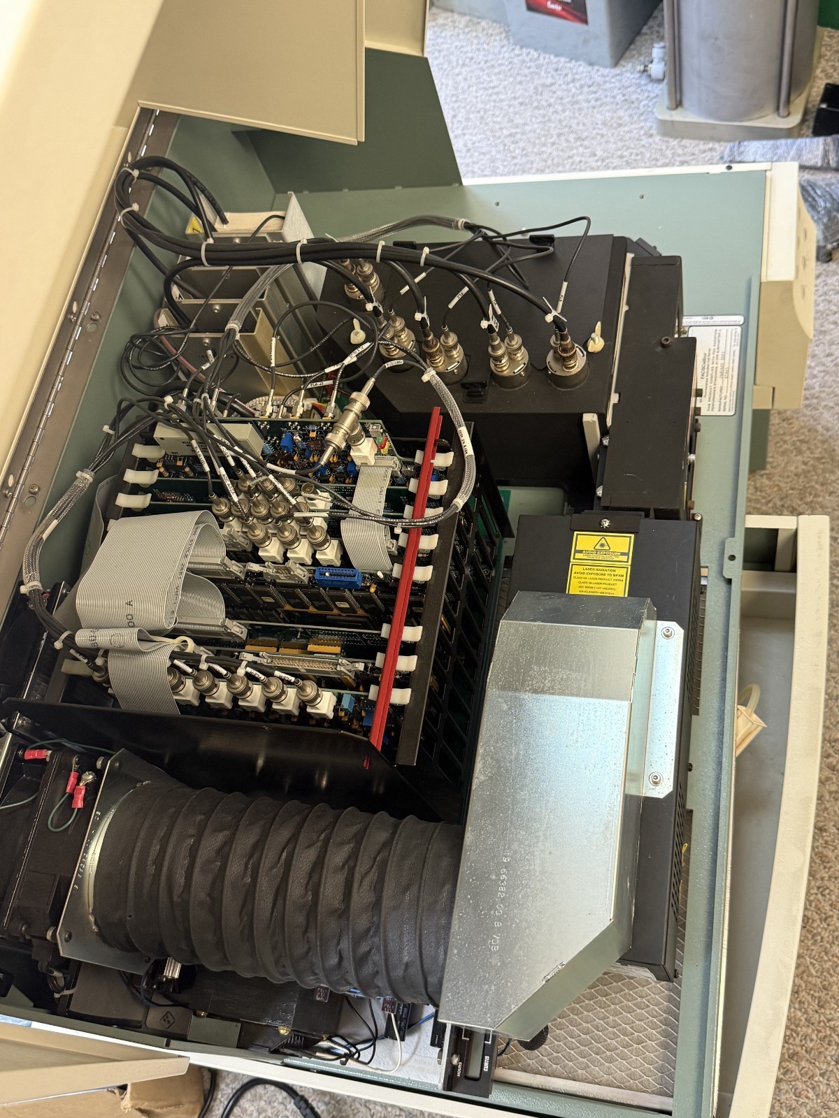 BD BECTON DICKINSON FACSCALIBUR FLOW CYTOMETER E5465
