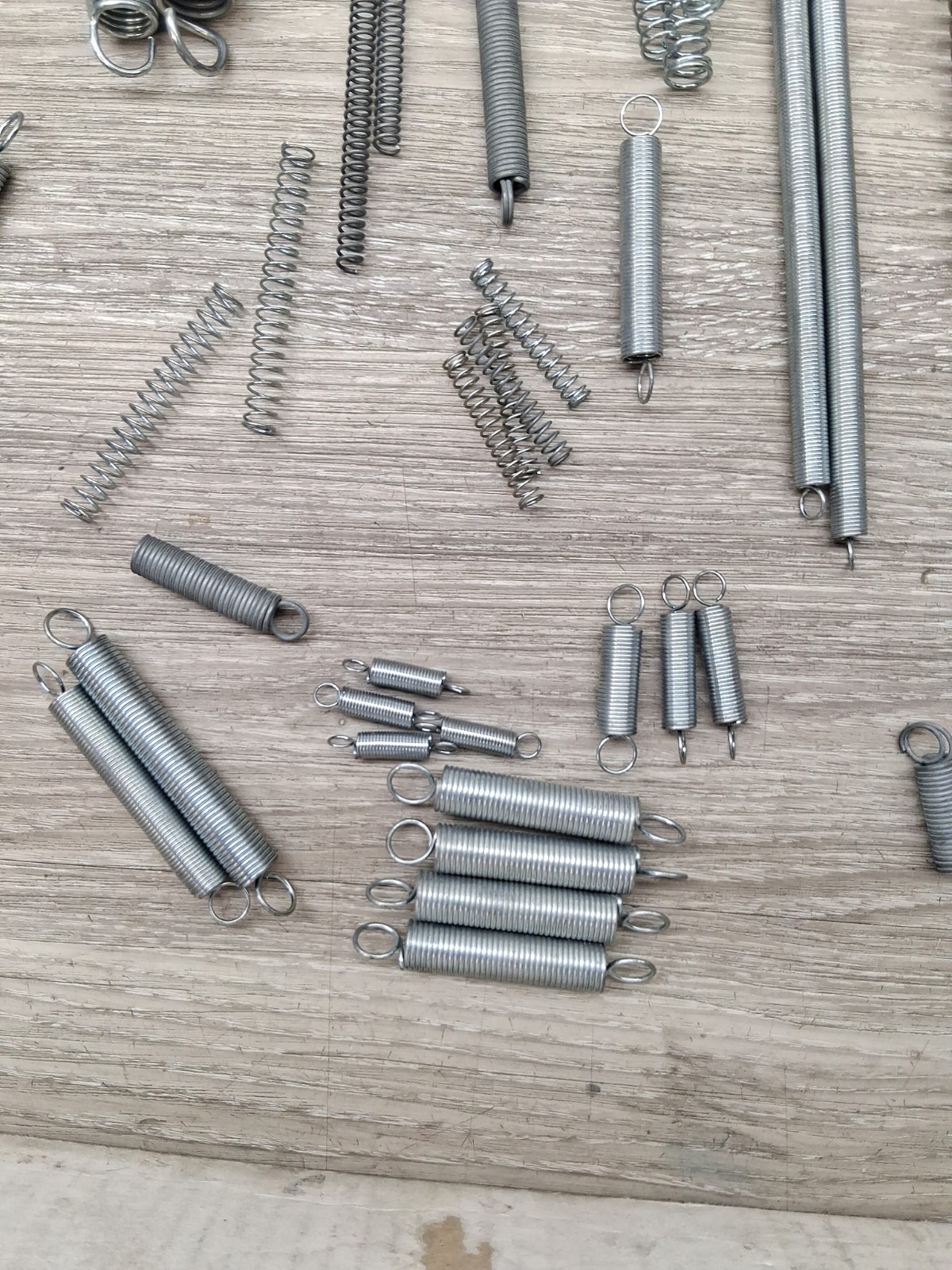 Assorted Springs 80 Pieces As Shown Various Sizes And Thickness ( Read Descripti