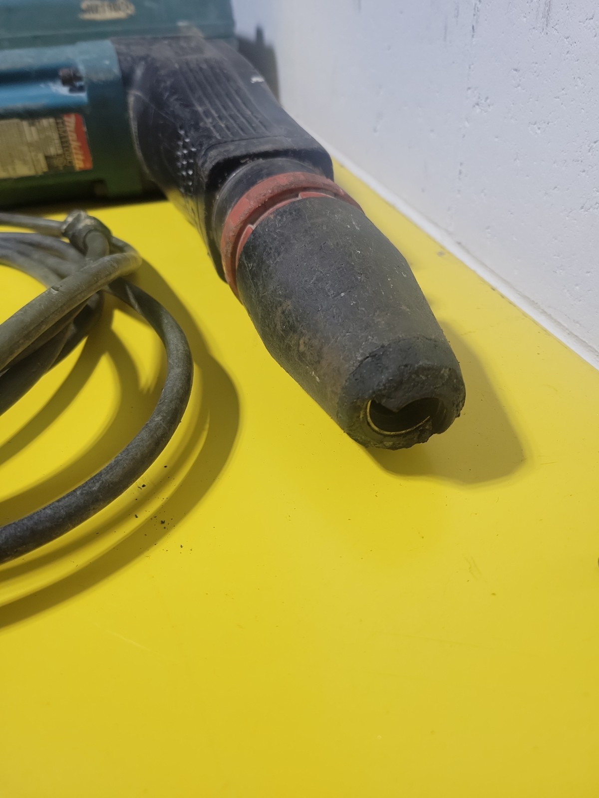 Makita HM1100C Corded Electric Demolition Jack Hammer Breaker Chip Gun W/ Case