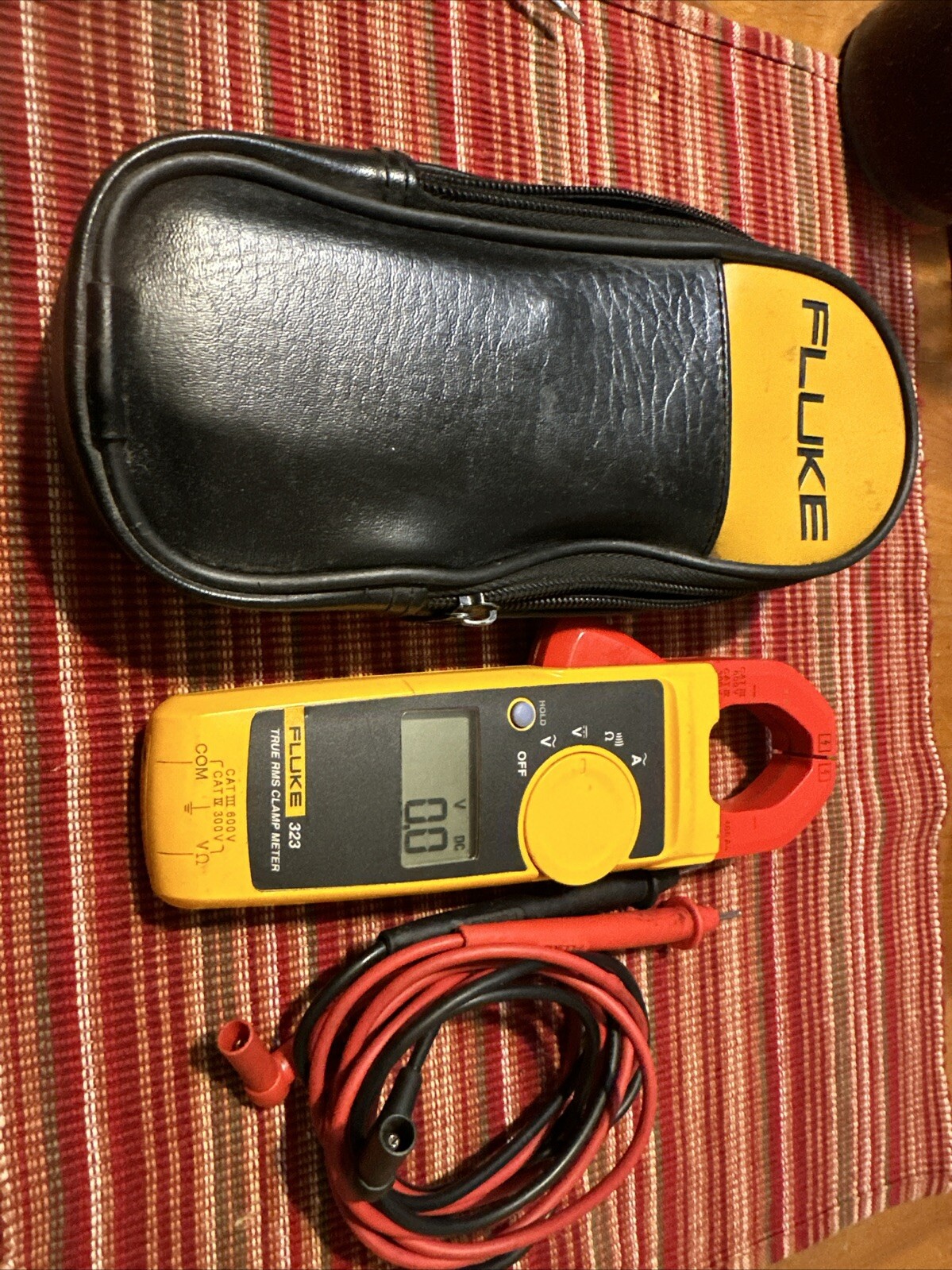 Fluke 323 True-RMS Clamp Meter
