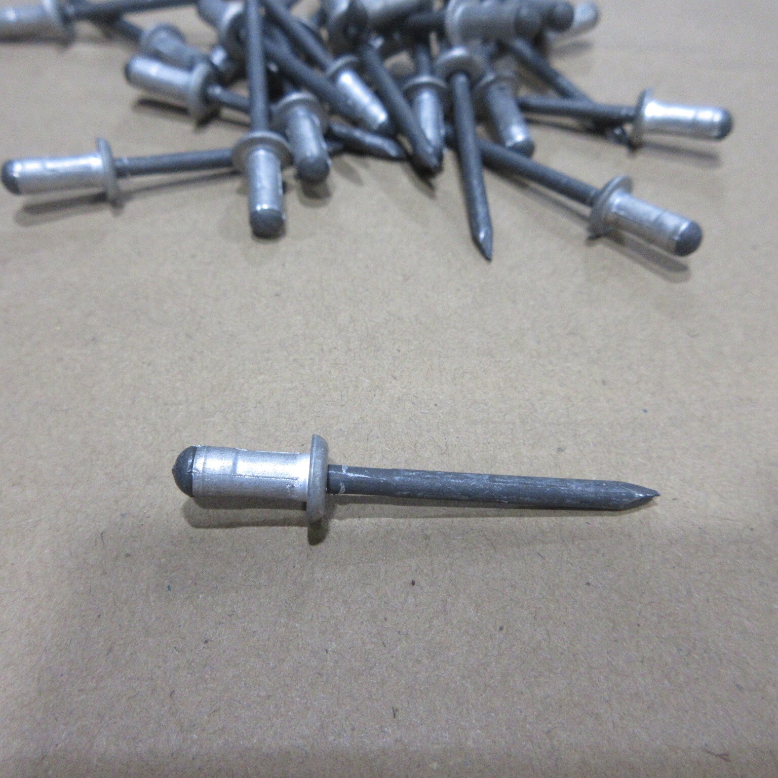 100 LOT Avdel Avex Rivets 1601-0613