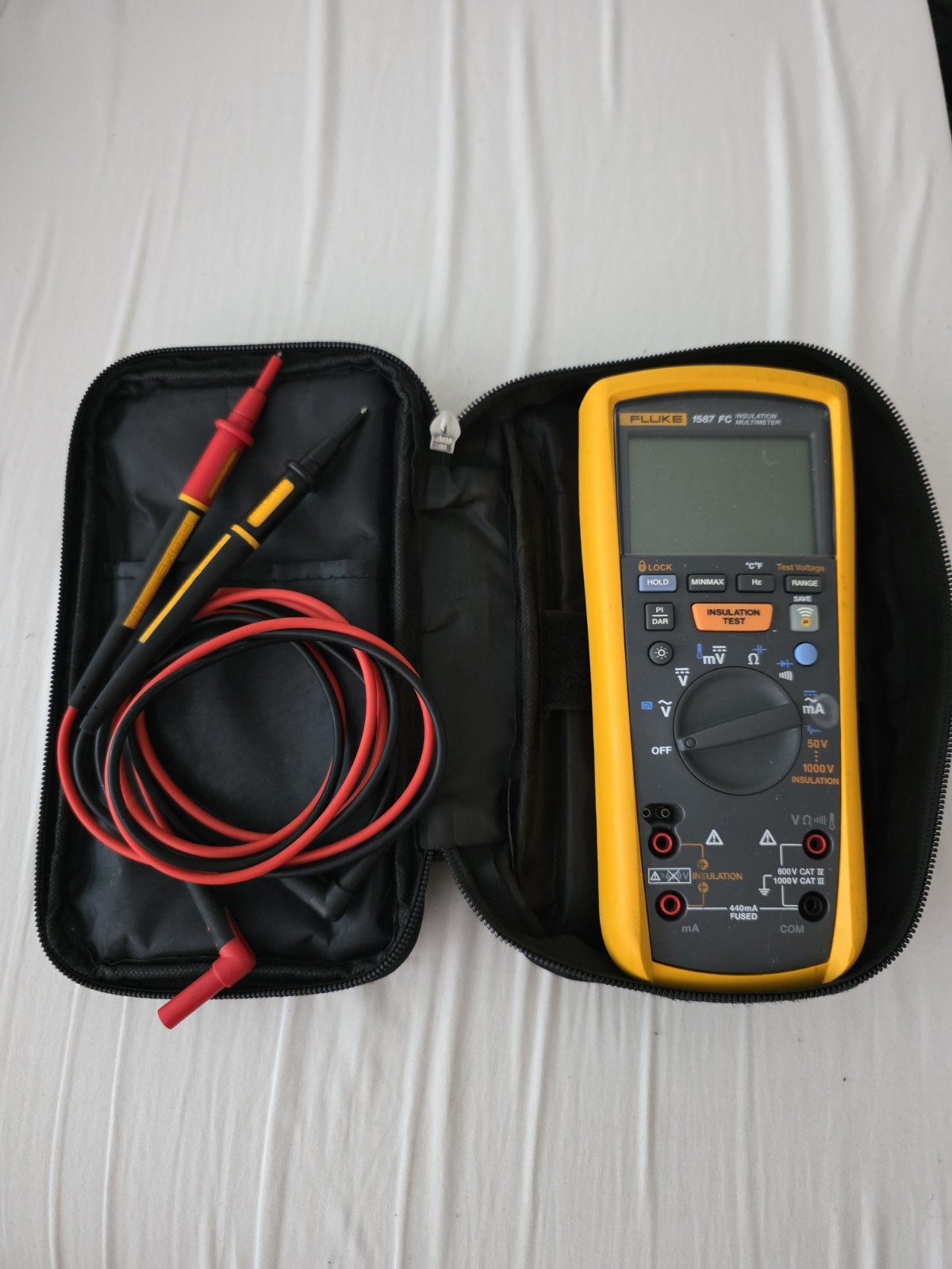 Fluke 1587 FC Insulation Multimeter w/ Carrying Case and Leads