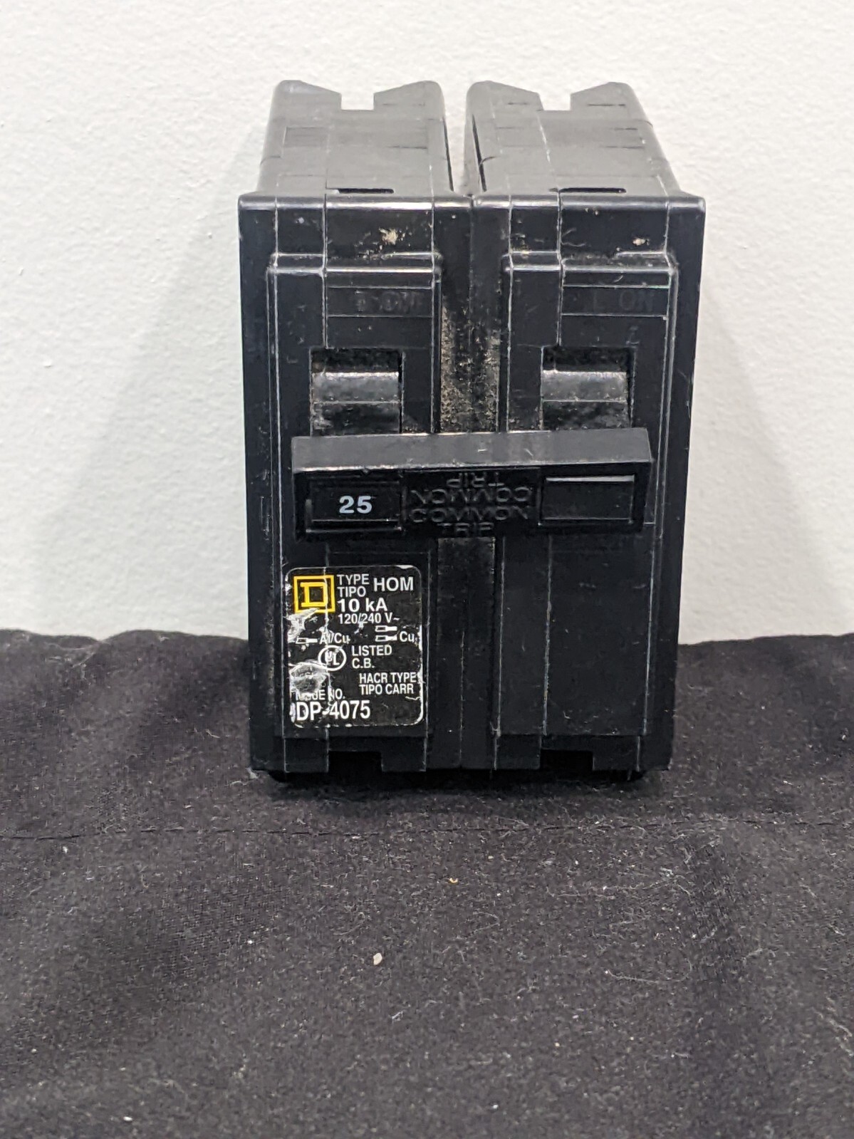 Square D – HOM225 – 2-Pole 25 Amp Circuit Breaker Type HOM 120/240V DP-4075