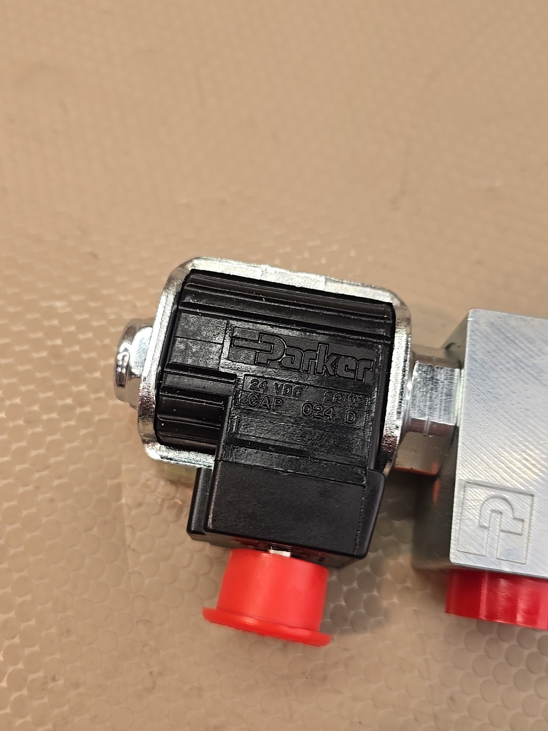Parker DSH101NR Solenoid Valve 24V DC 2-Way NC with B10-2-8T Manifold Block