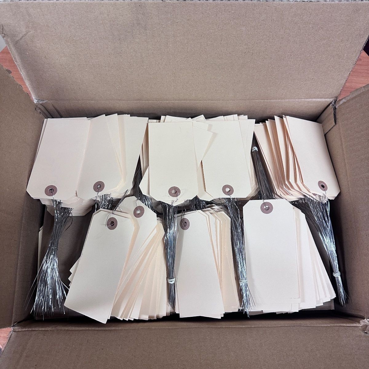 Manila Shipping Tags Pre-Wired 4.75″ x 2.375″ 13 Pt – Box of 900 Tags