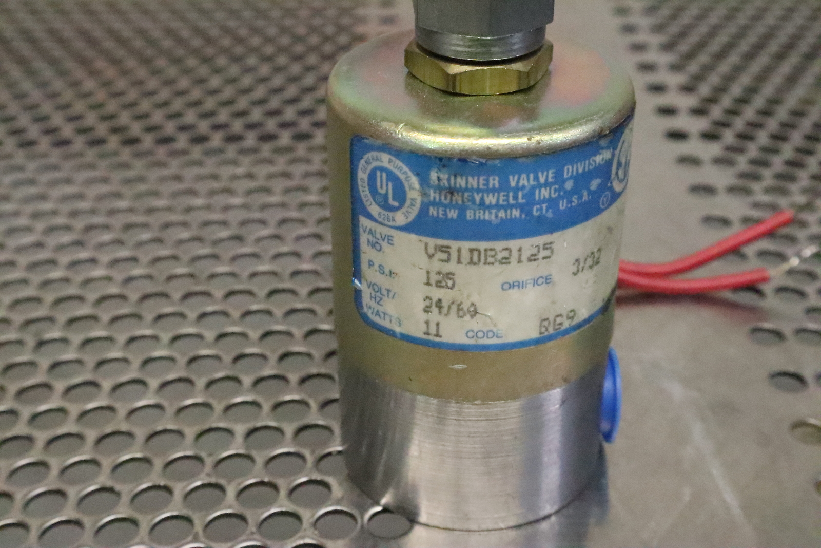 Skinner Honeywell V51DB2125 125PSI 24V 60Hz 11Watts Solenoid Valve New Old Stock