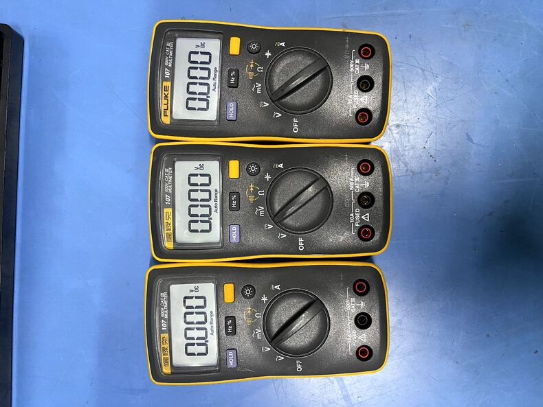 1PC Used Fluke 107 Handheld Digital Multimeter AC/DC Current Tester #W