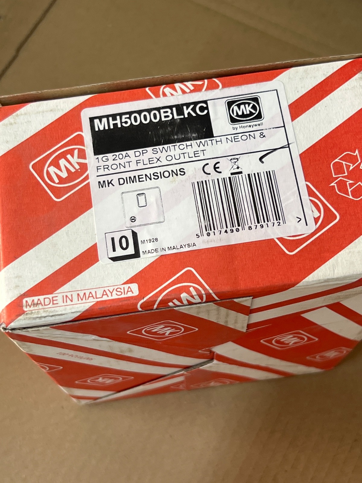 (1 Box= 10 Pcs) MK MH5000BLKC 1G 20A DP Switch W/ Nein & Front Flex Outlet