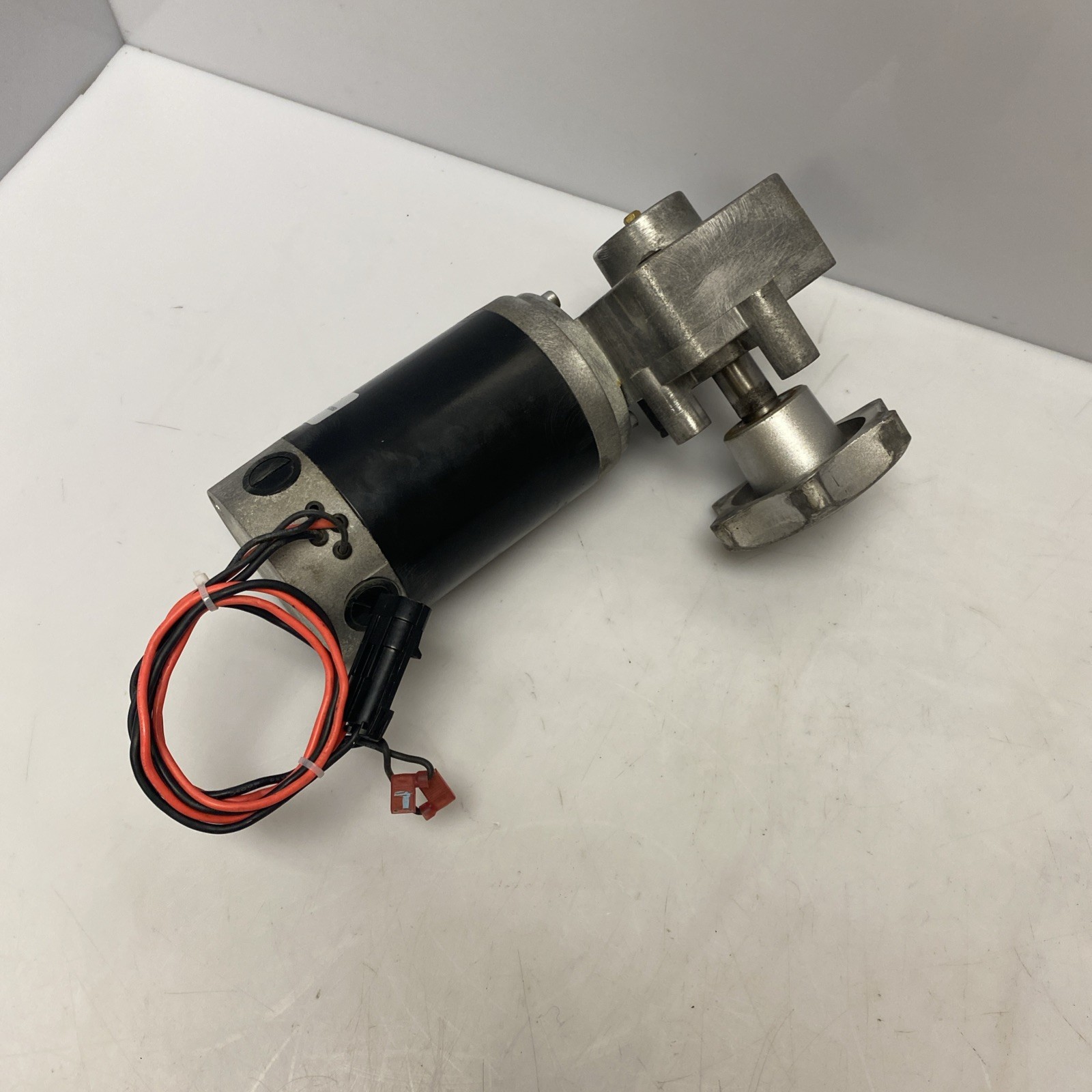 Windsor Karcher Chariot 2 iScrub CSX20 Motor 36Vdc 90 Deg. 1/16 Hp 8.631-985.0