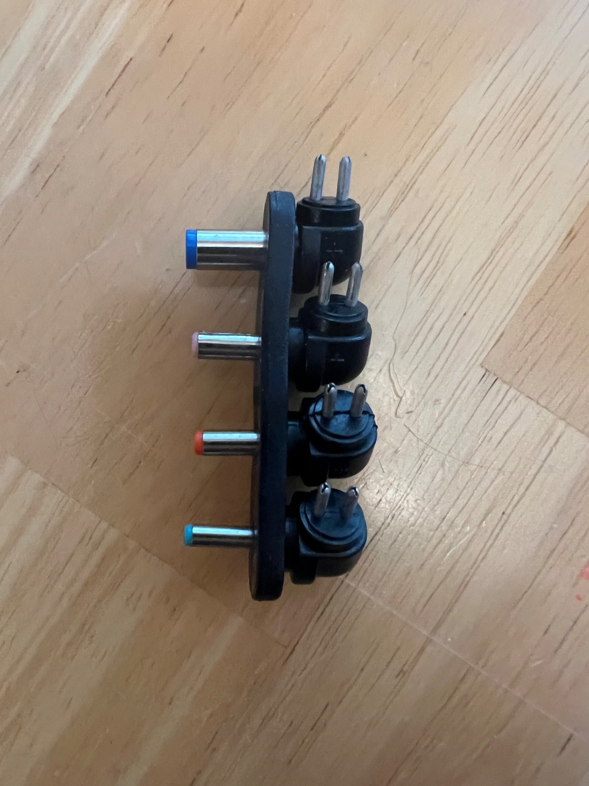 RADIO SHACK VOLTAGE REGULATOR 110 VOLT AC TO 3 OR 6 VOLT DC W/ VARIOUS ADAPTERS