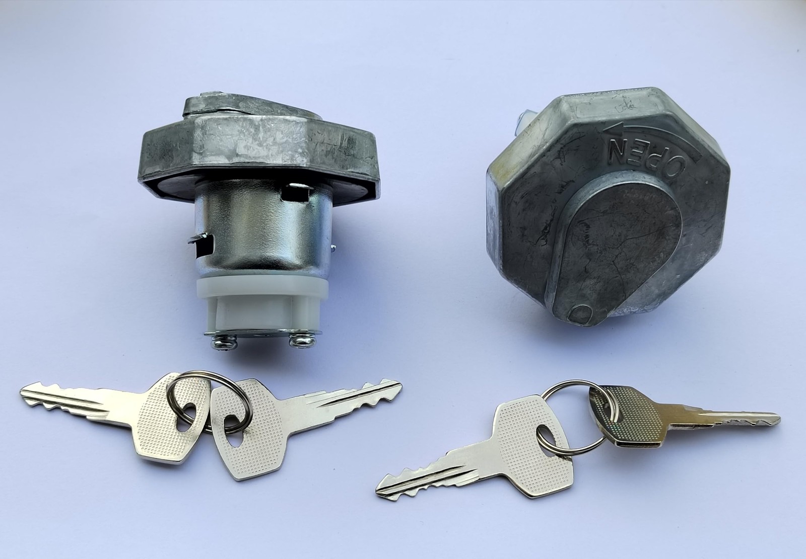 FDONG Fuel Tank Cover,Fuel Tank Cap Zinc Alloy with 2 Keys for Mitsubishi Fus…