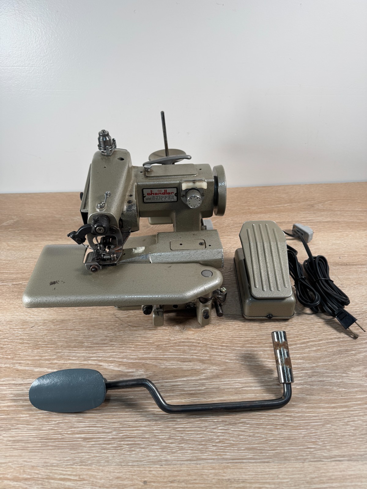 Chandler Mini Skipper Portable Blindstitch Sewing Machine w/Accessories Working*