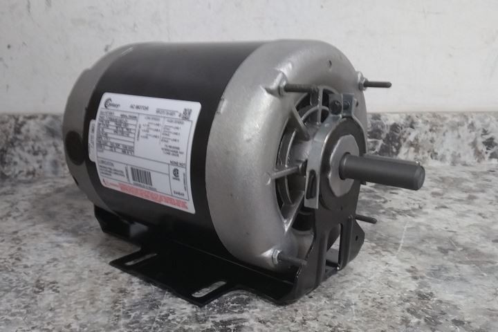 Century H718V1 1/2 HP; 1 HP 1725/1140 RPM 460VAC 3-Phase Belt Drive Motor
