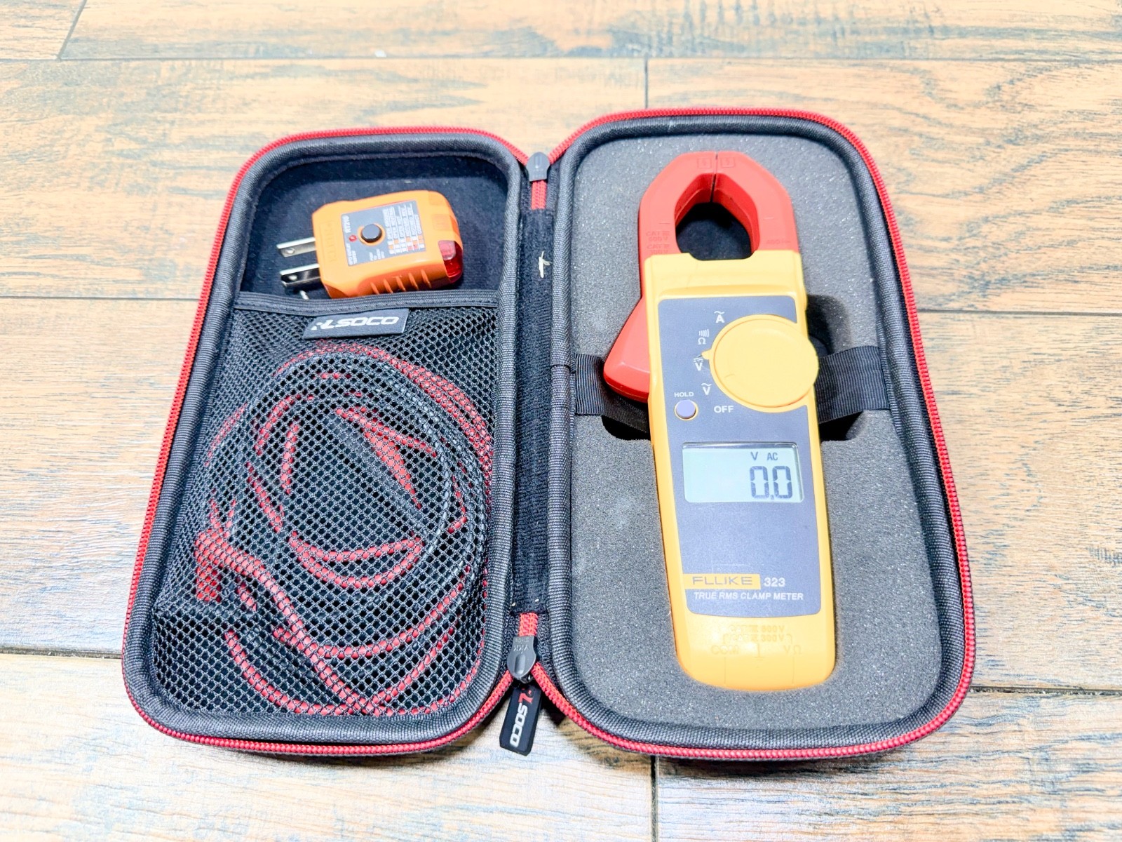 Fluke 323 True RMS Clamp Meter w/Fluke Leads & Case Y352