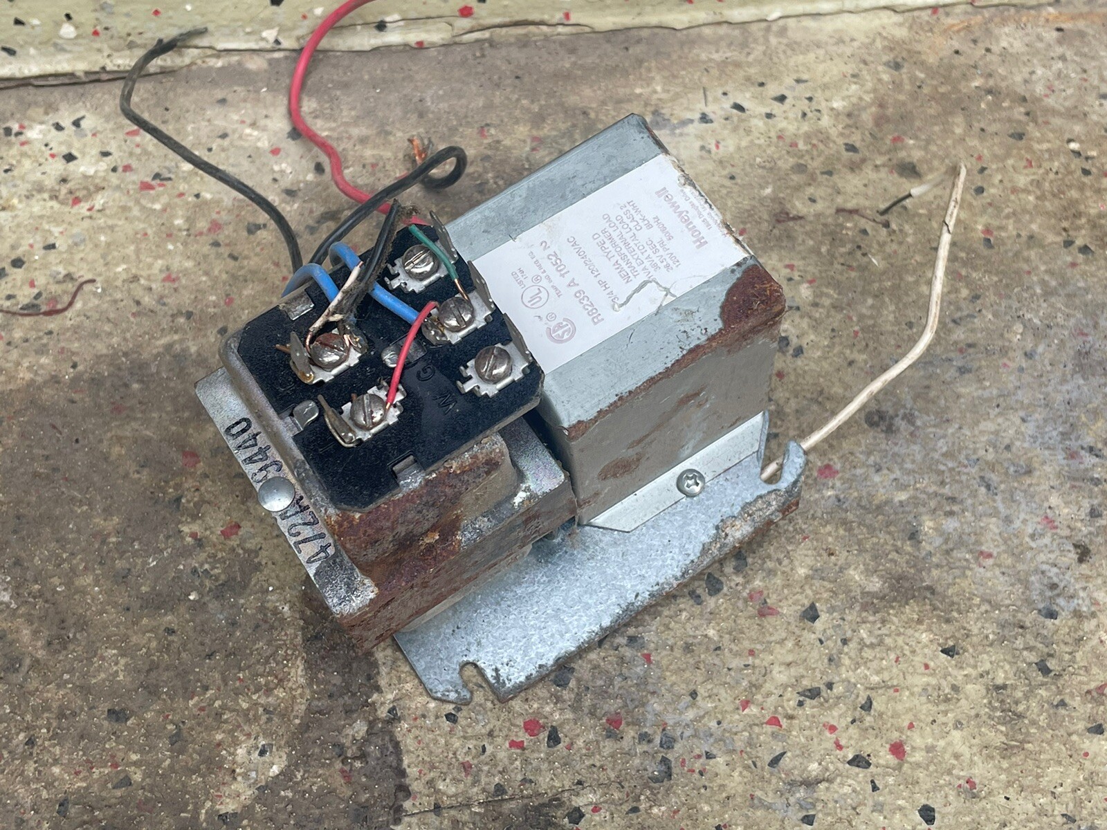 Honeywell Tradeline R8239A1052 Fan Control Center 120/240v Pri, 24V Sec 60 Hz