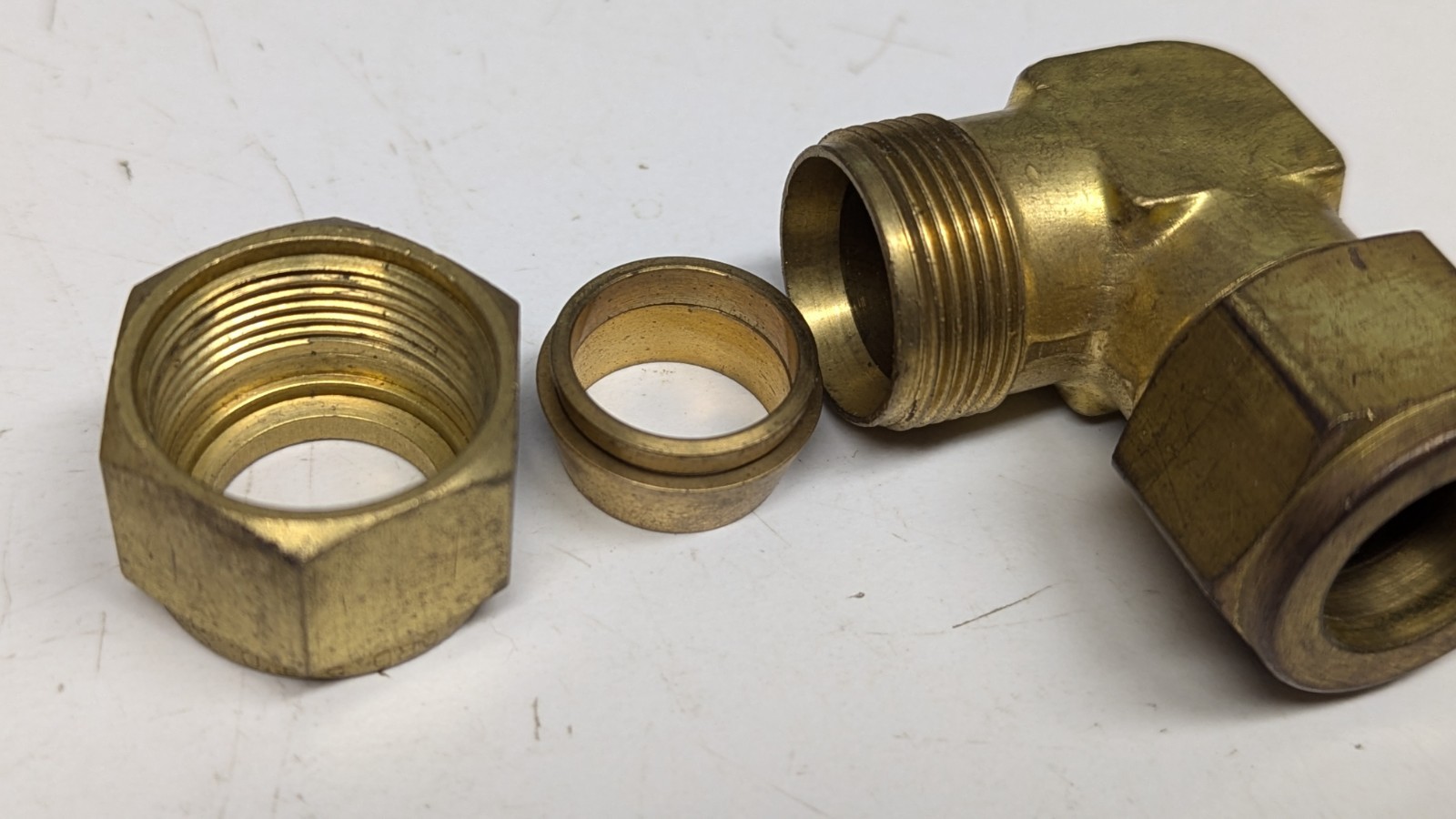 NOS Swagelok 5/8″ Brass 90° Elbow Union Fitting, B-1010-9