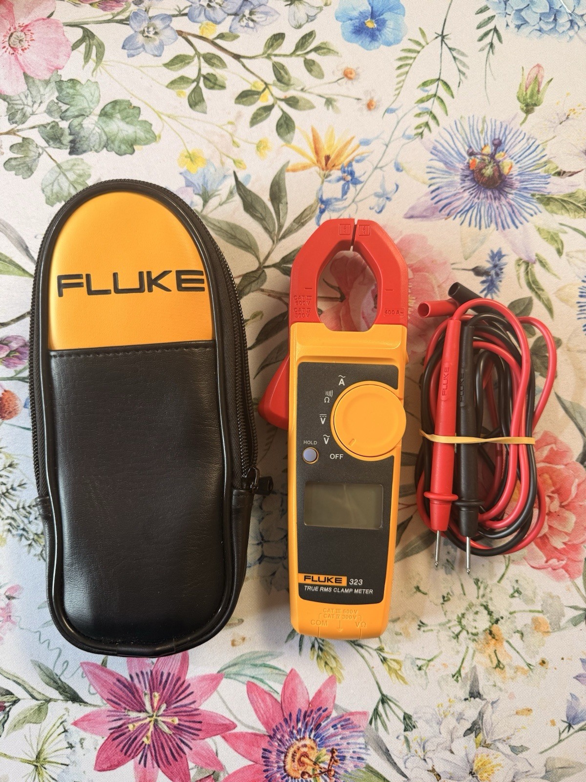 FLUKE 323 Essential Digital AC Clamp Meter