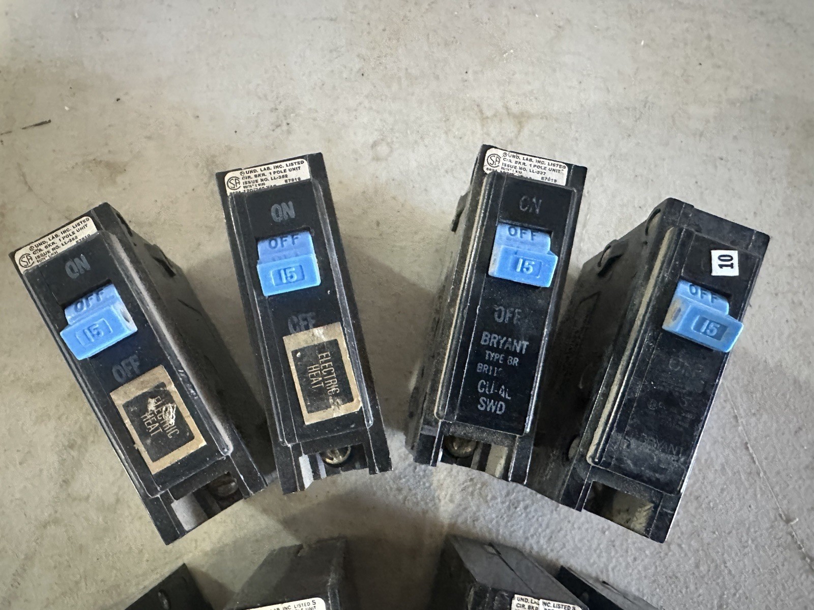 LOT OF 12* Bryant BD1515 & BR115 15 Amp 1-Pole & Tandem Circuit Breaker