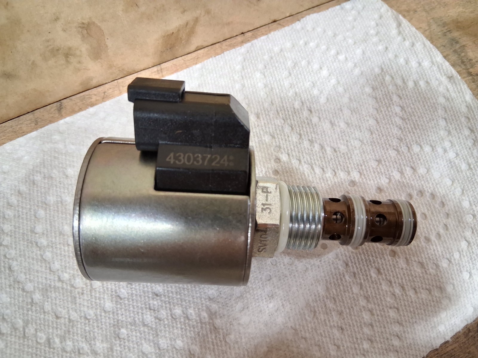 HydraForce 4303724 solenoid coil 24VDC and valve SV10-31-P