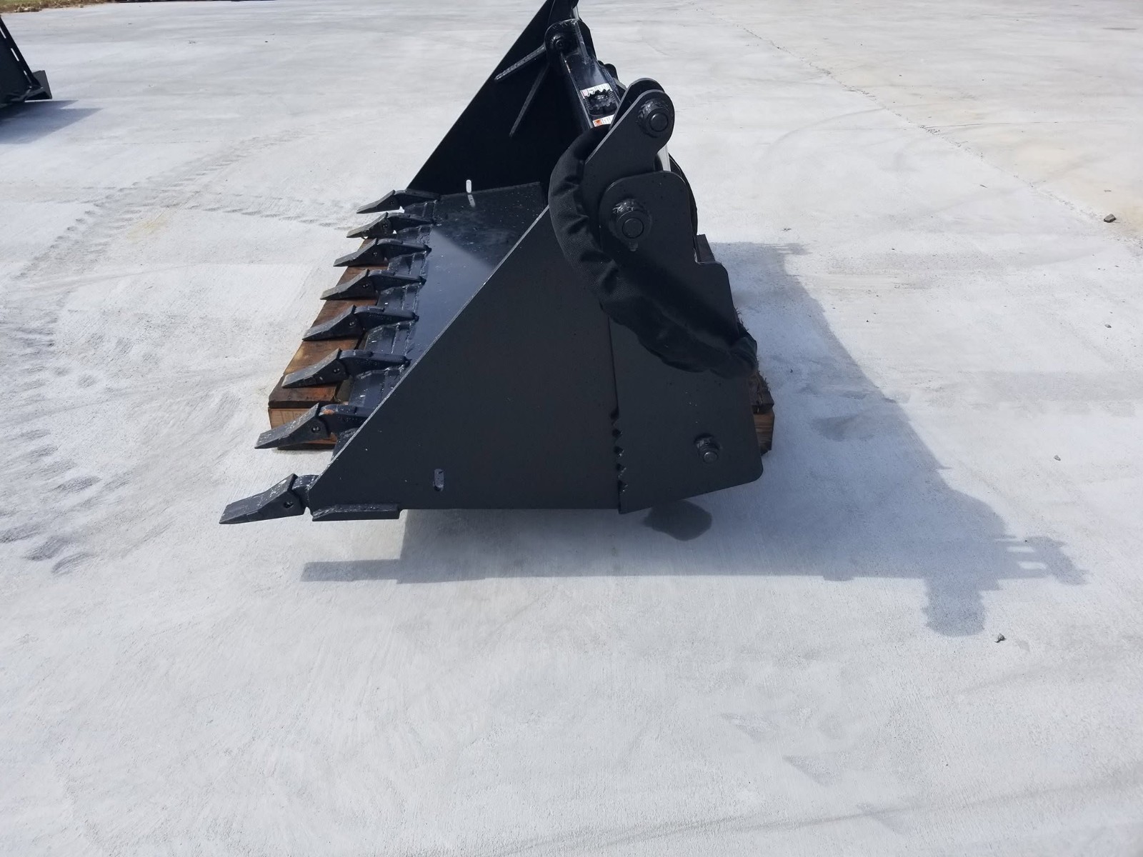 60″ CID Heavy Duty 4 in 1 Combo Bucket Skid Steer Attachment 2026 New