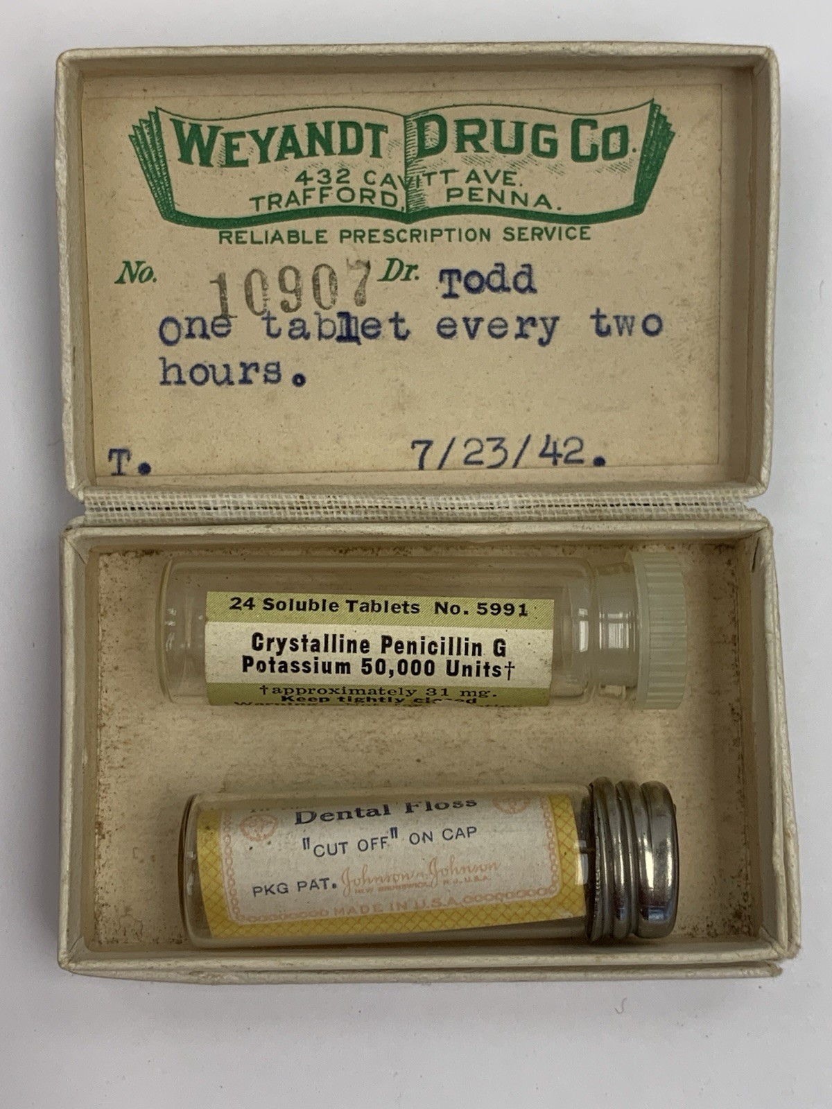 Vintage 1948 Becton Dickinson & Co B-D Yale 50cc Glass Syringe + Medical Sutures