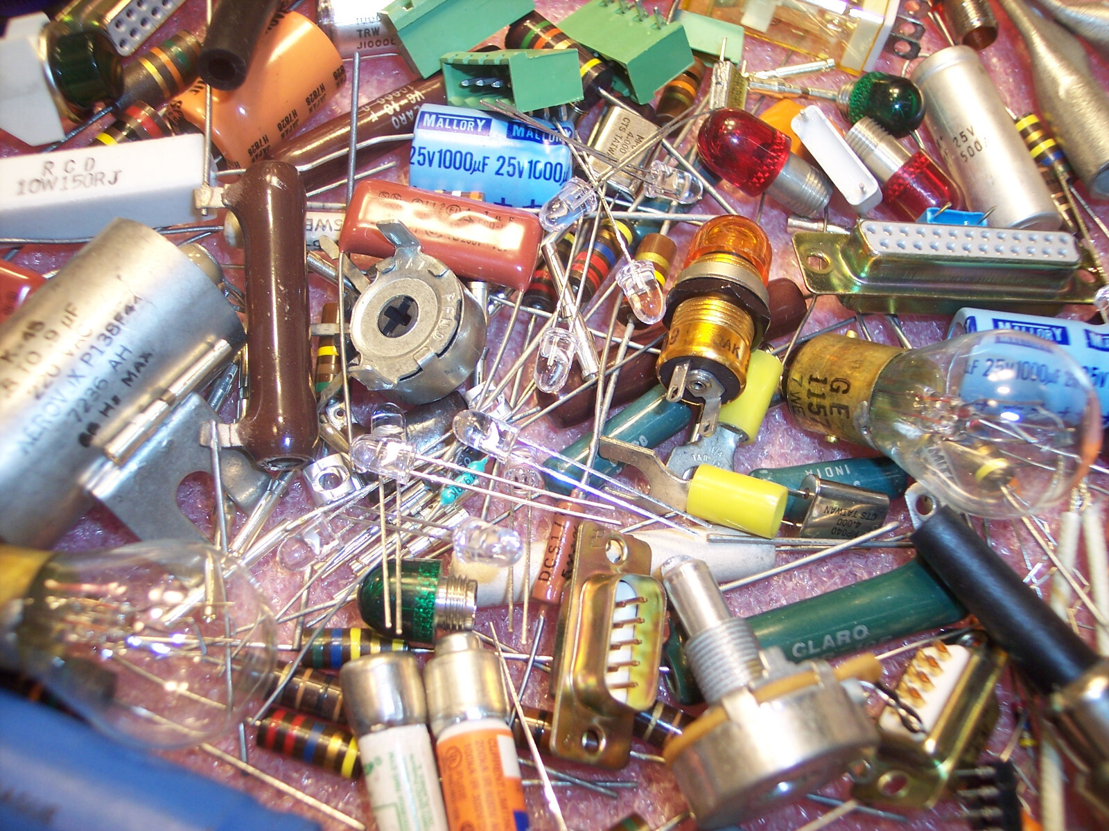 3 lb+ GRAB BAG MIXED LOT ELECTRONIC COMPONENTS CAPACITORS RESISTORS RELAYS LEDS