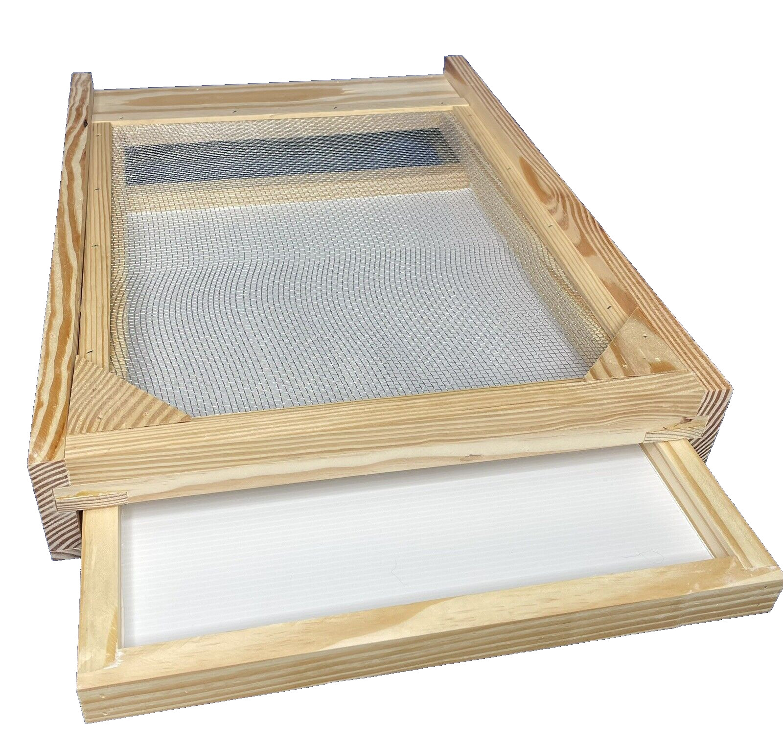 Pine 10 frame IPM screened bottom board with corrugated plastic in wood tray