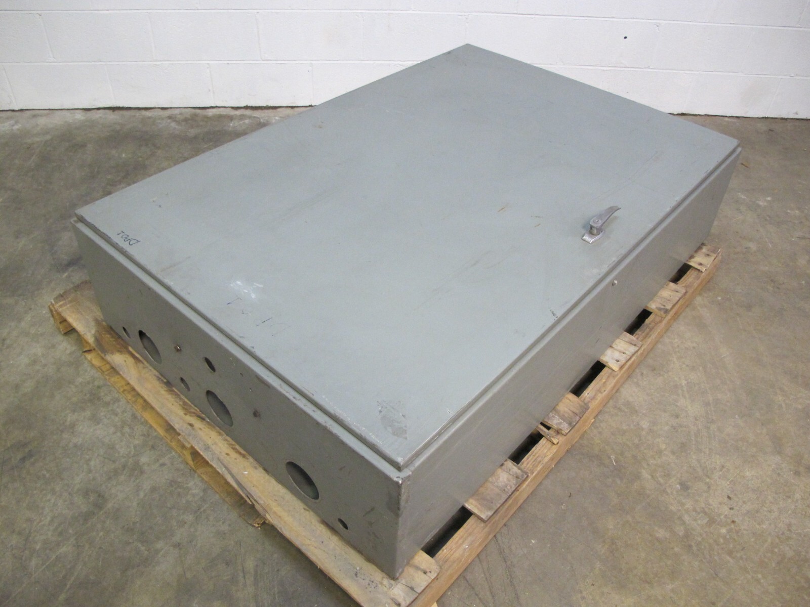 Cutler Hammer MP40 600 Amp Main Lug Breaker Panelboard 600V 3-PH 4W 600A Panel