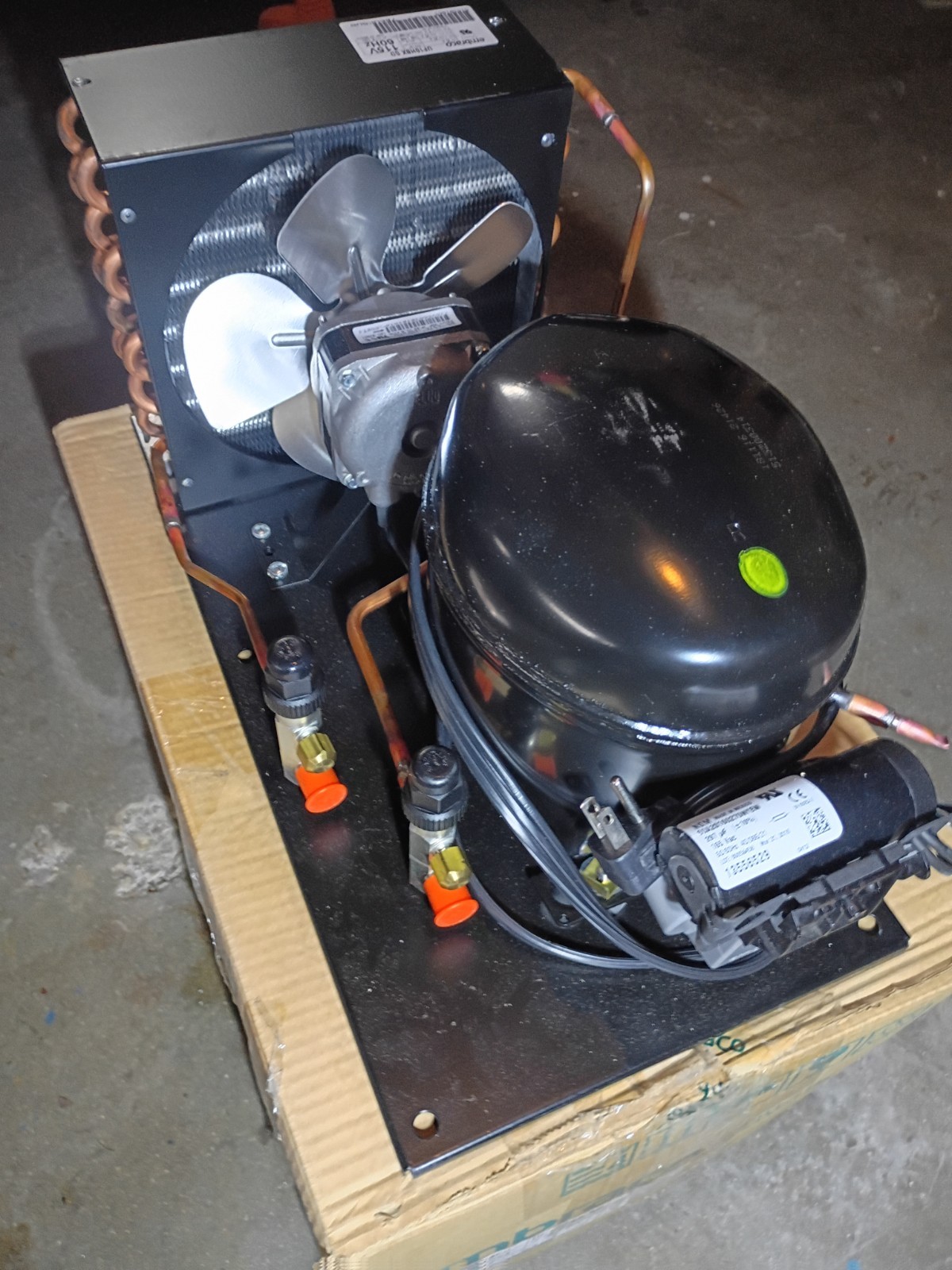 Embraco R-134a UF10HBX-SD reach in cooler condensing unit, 2785 BTUs