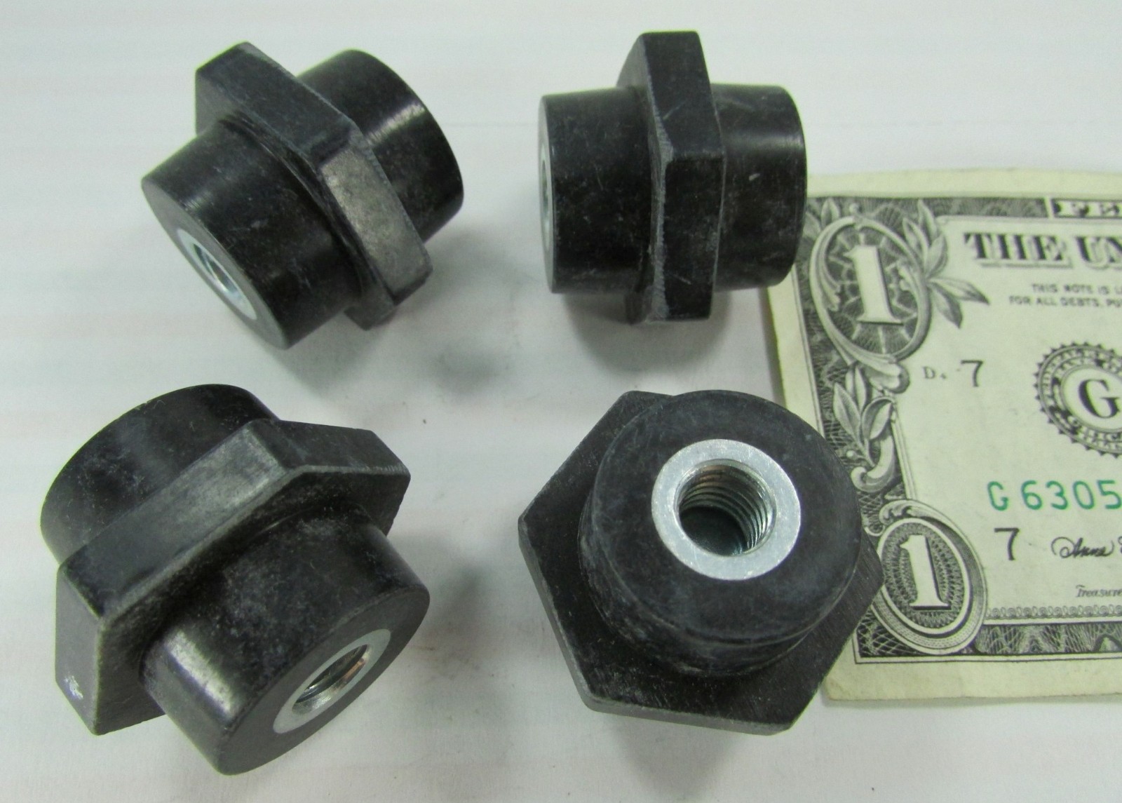 Lot 4 Erico 600V Electrical Insulators 1″ Standoff 5/16-18 Female Thread 559610