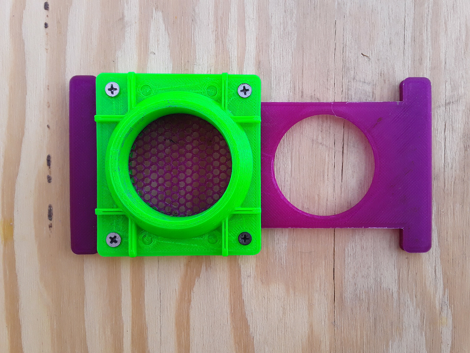 Bee Vacuum Gate for Beekeeping with Nail Lock