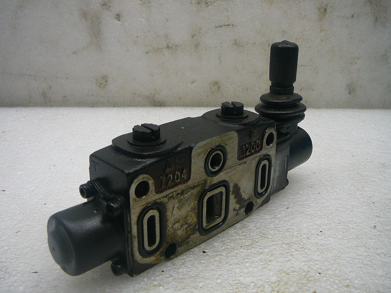 PARKER SINGLE SPOOL HYDRAULIC CONTROL VALVE B 1200 A 7204 B CN A HYZ2