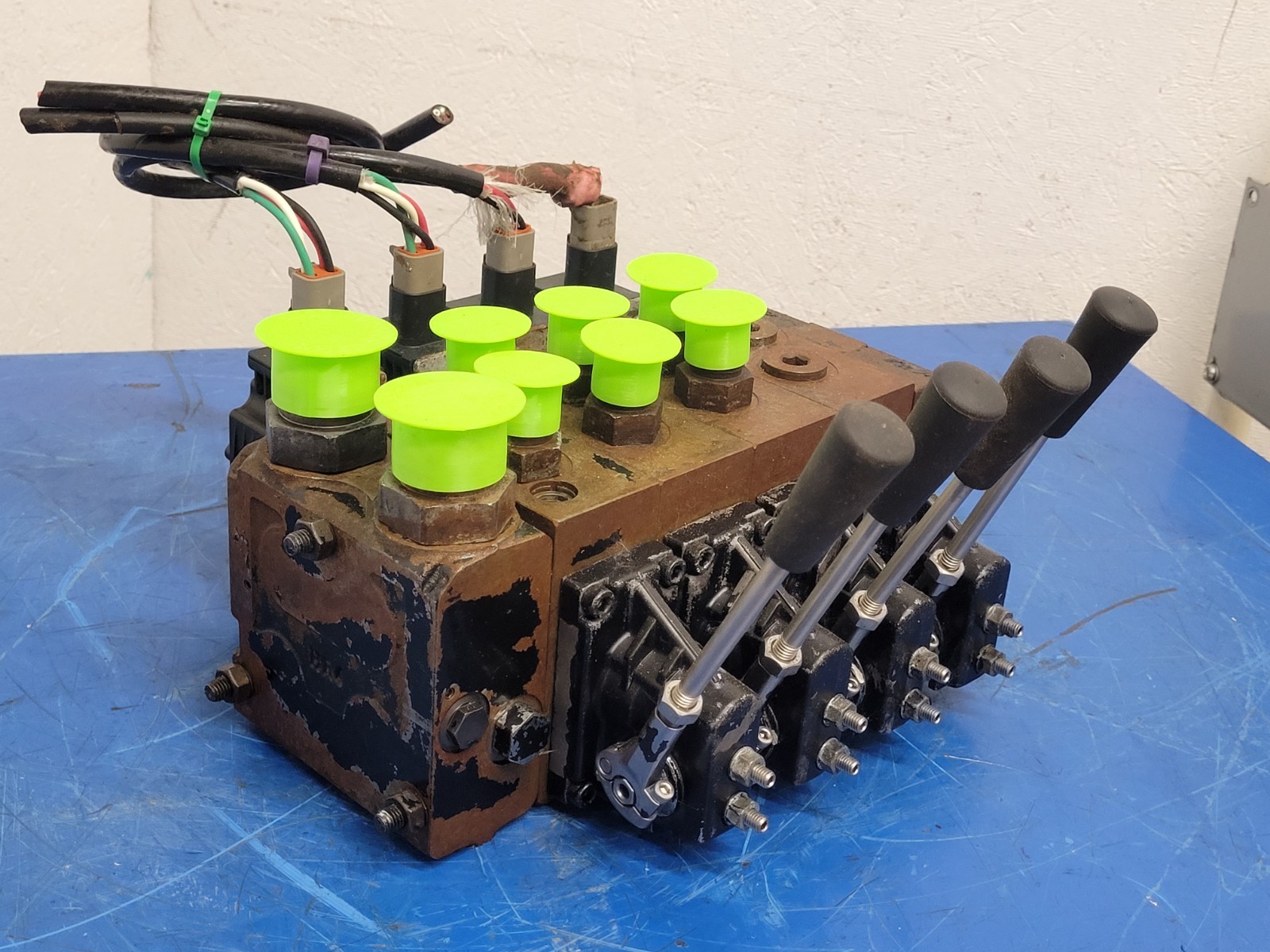 Danfoss PVG 32 4 x Proportional Hydraulic Valve Block 159B5171 Servo Valves