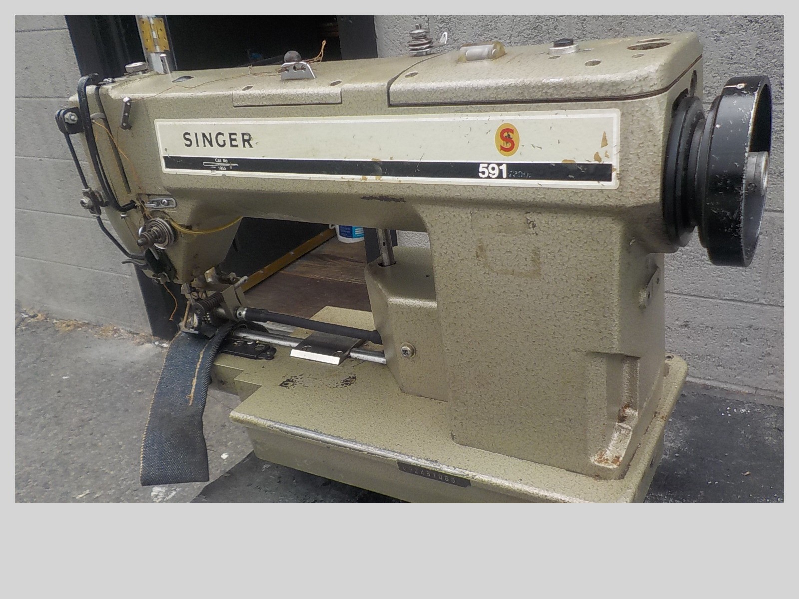 Industrial Sewing Machine Singer 591,one needle with puller ,hemming